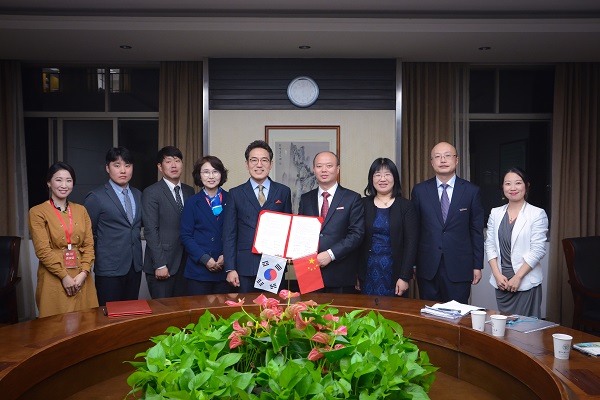 会见韩国水原女子大学校长孙庆相一è¡?